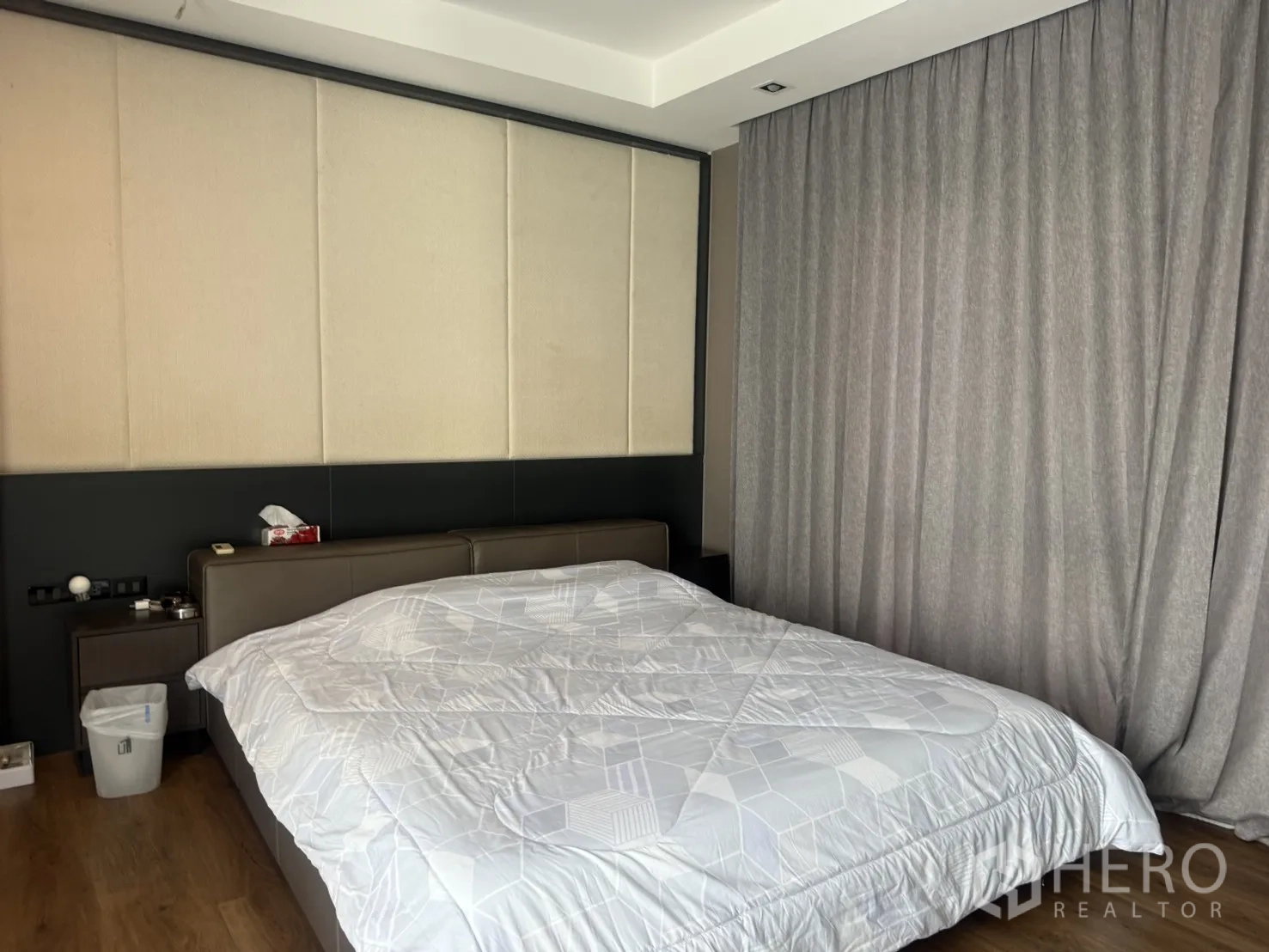 Detached House for rent in Bang Kapi, Bangkok - Primary bedroom with padded feature wall, blackout curtains, and king-size bed.