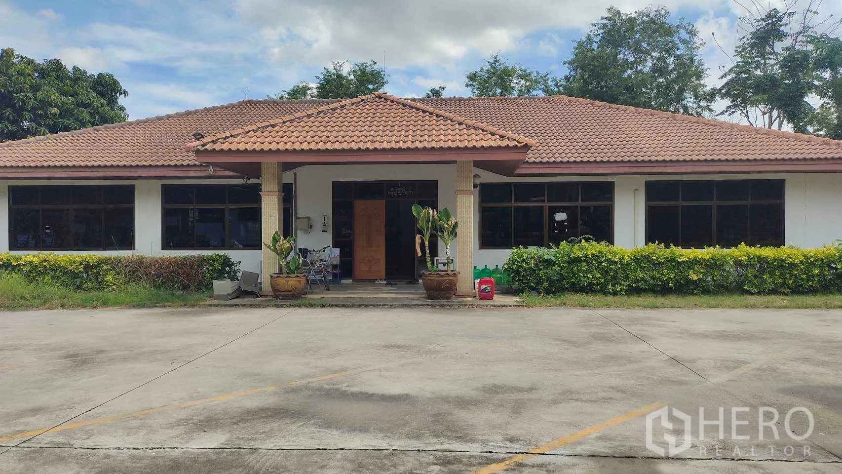 โรงงาน ขายในNikhom Phatthana, Rayong - อาคารสำนักงานชั้นเดียว หลังคากระเบื้อง มีระเบียงหน้าบ้านและไม้พุ่มจัดสวน