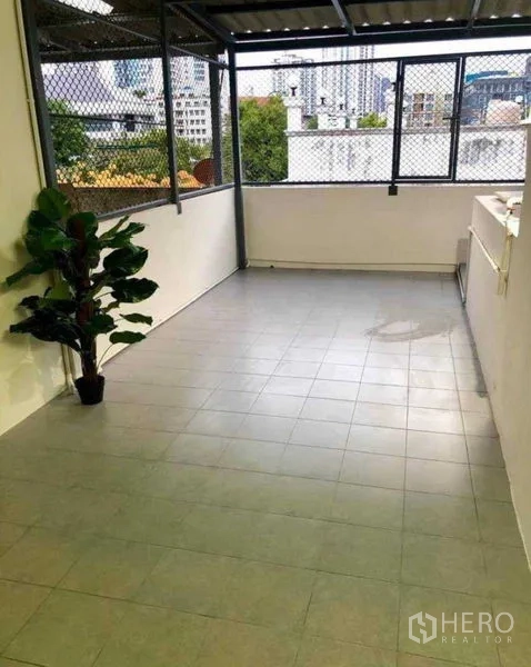 带办公室的家 出租或出售在Watthana, Bangkok - 有顶露台，瓷砖地面与防护网窗，可眺望城市景色。