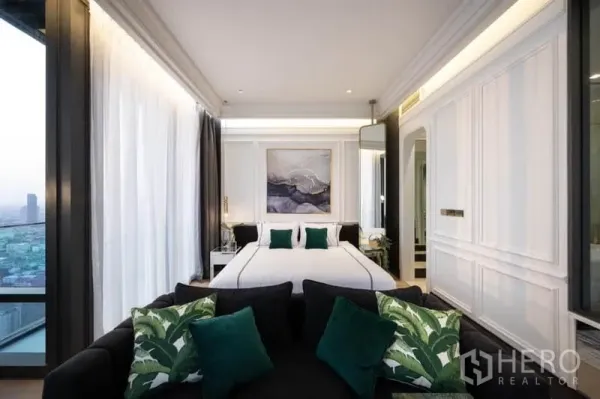 公寓 出租在Bang Rak, Bangkok - 明亮卧室区，特大床与墙面装饰，转角窗享城市景观