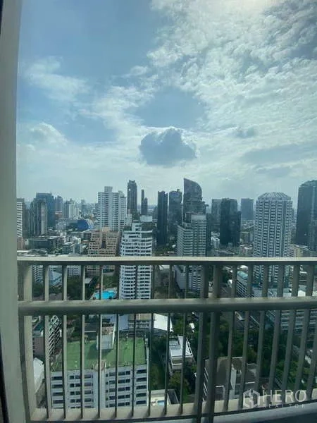 คอนโด ขายในWatthana, Bangkok - วิวระเบียงเหนือเส้นขอบฟ้าสุขุมวิทในวันที่ท้องฟ้าโปร่ง