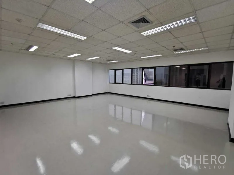 สำนักงาน ให้เช่าในWatthana, Bangkok - พื้นที่มุมสำนักงาน มีหน้าต่างแนวยาวรับแสงธรรมชาติ.