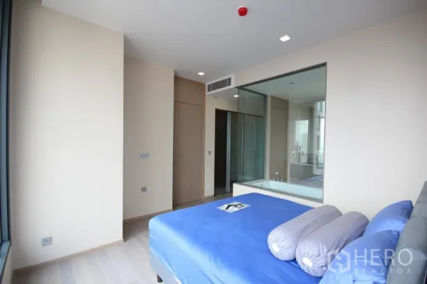 公寓 出租在Watthana, Bangkok - 明亮主卧，城市景观，玻璃墙连接带浴缸的套内卫浴。