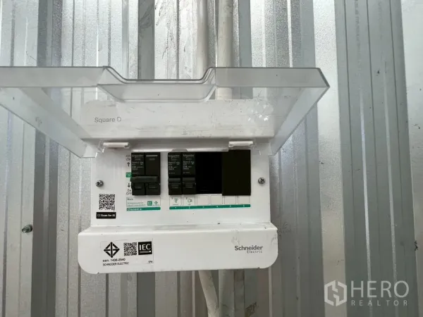 คลังสินค้า ให้เช่าในMin Buri, Bangkok - ตู้คอนโทรลเบรกเกอร์ Schneider Electric ติดตั้งบนผนัง