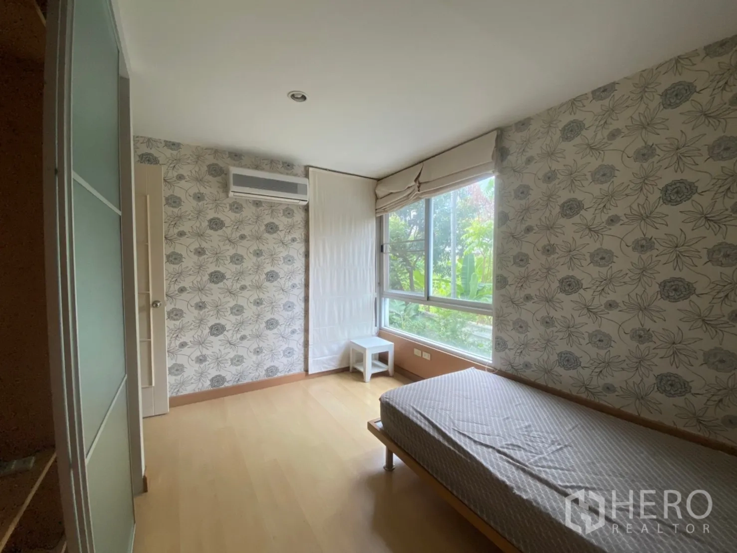 คอนโด ให้เช่าในWatthana, Bangkok - อีกมุมของห้องนอนที่สอง ตู้เสื้อผ้าบานเลื่อน เตียงเดี่ยว และวิวสวน