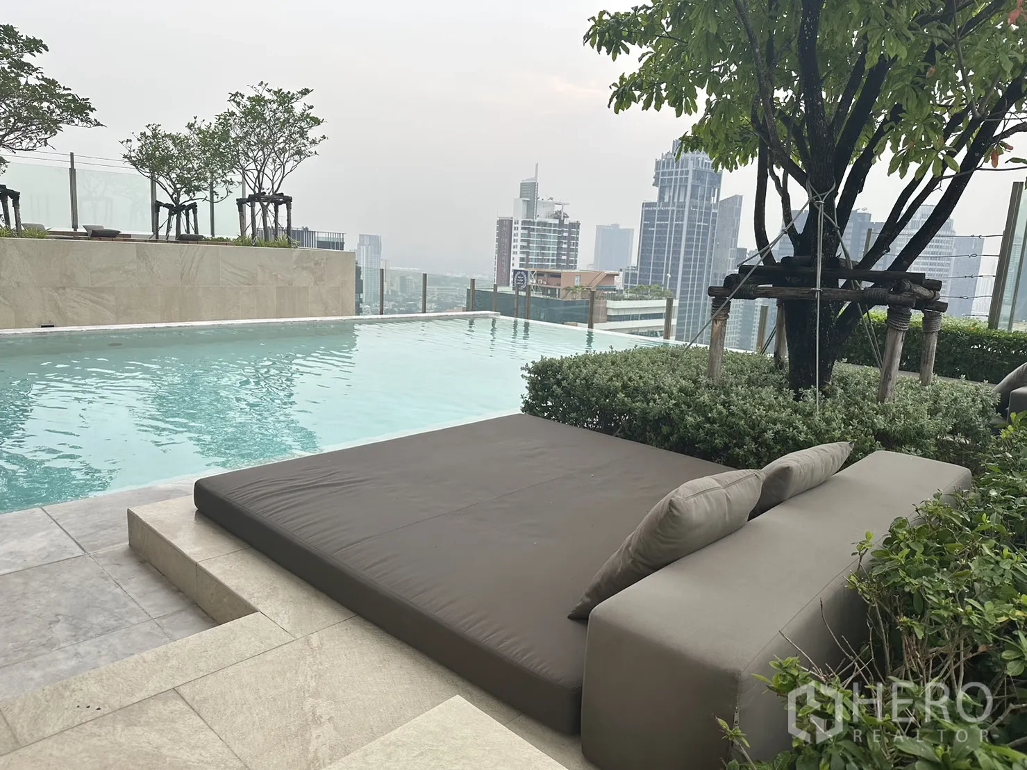 公寓 出租在Watthana, Bangkok - 屋顶无边泳池，设日床，远眺曼谷全景