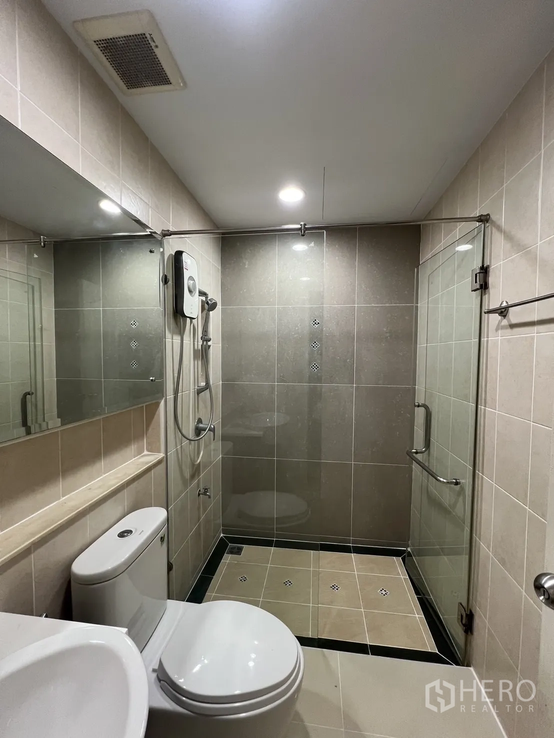 联排别墅 出租在Wang Thonglang, Bangkok - 浴室，玻璃淋浴间、电热水器与中性色瓷砖。