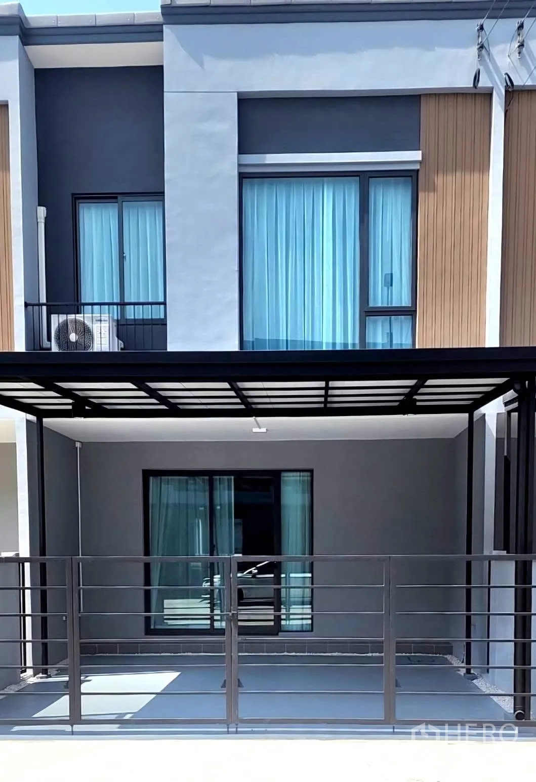 ทาวน์เฮาส์ for rent in Bang Phli, Samut Prakan - ด้านหน้าทาวน์เฮ้าส์พร้อมกันสาดโรงจอดรถและประตูกระจกบานเลื่อน