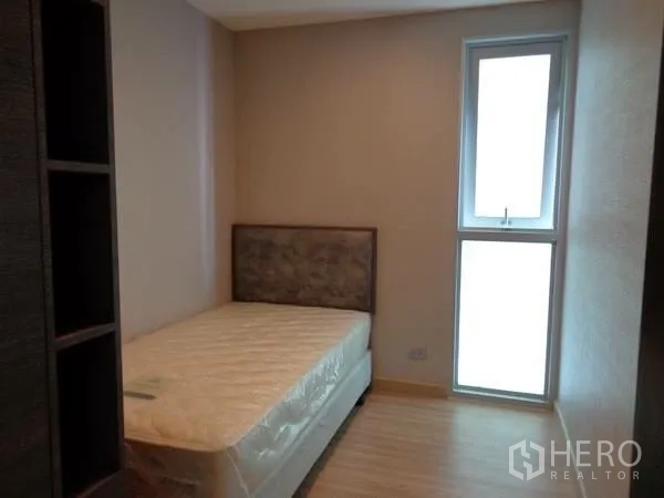 คอนโด ให้เช่าในWatthana, Bangkok - ห้องนอนรอง เตียงเดี่ยว พื้นไม้ และหน้าต่างทรงสูง