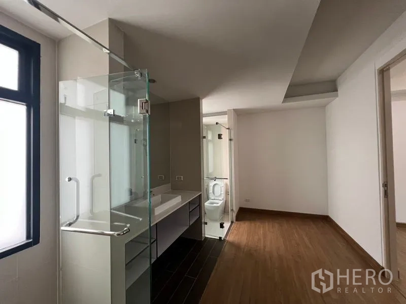 联排别墅 出租或出售在Khlong Toei, Bangkok - 主套房走廊设双台盆，淋浴与卫生间分区玻璃门。