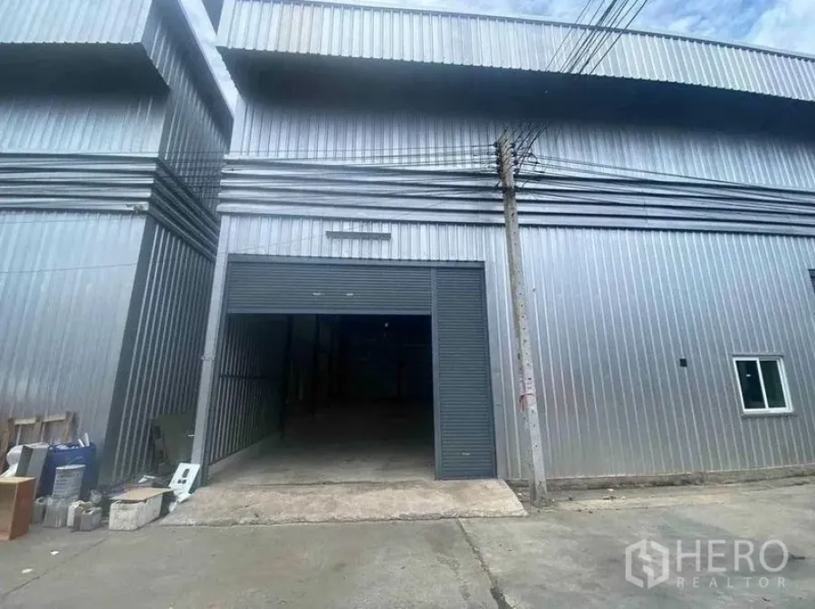 货栈 出租在Bang Phli, Samut Prakan - 工业仓库外立面，波纹金属板与装卸入口。