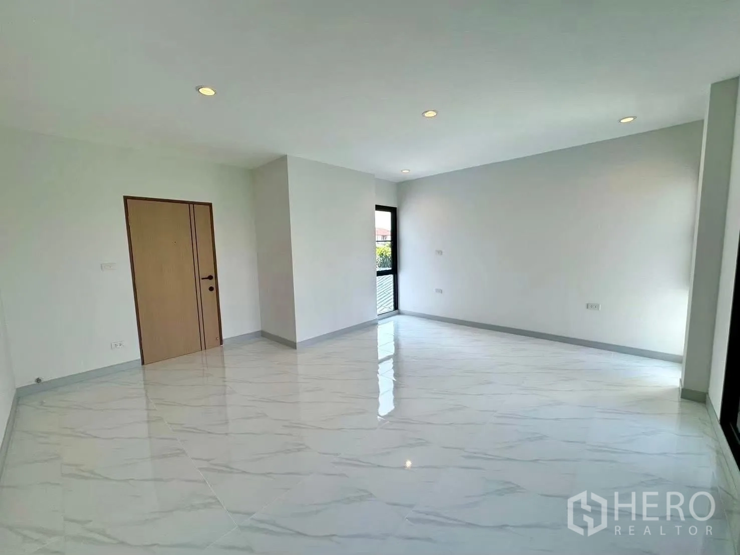 家庭办公室 for rent in Wang Thonglang, Bangkok - 另一处大房间，亮面地砖、窗户与木门。