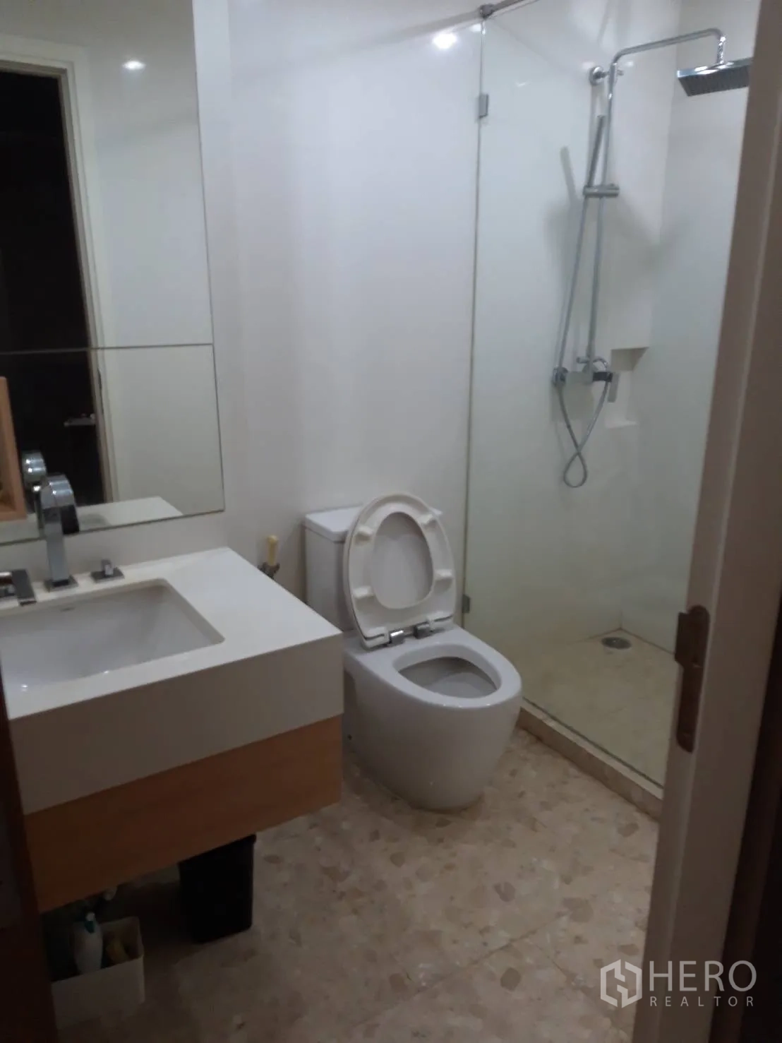 คอนโด ให้เช่าในWatthana, Bangkok - ห้องน้ำสมัยใหม่พร้อมตู้กระจกอาบน้ำ อ่างล้างหน้า และโถสุขภัณฑ์