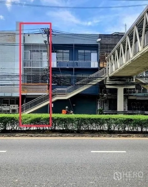 อาคารพาณิชย์ ให้เช่าในKhlong Toei, Bangkok - ด้านหน้าตึกแถวหลายชั้นติดสะพานลอยคนข้ามริมถนนใหญ่