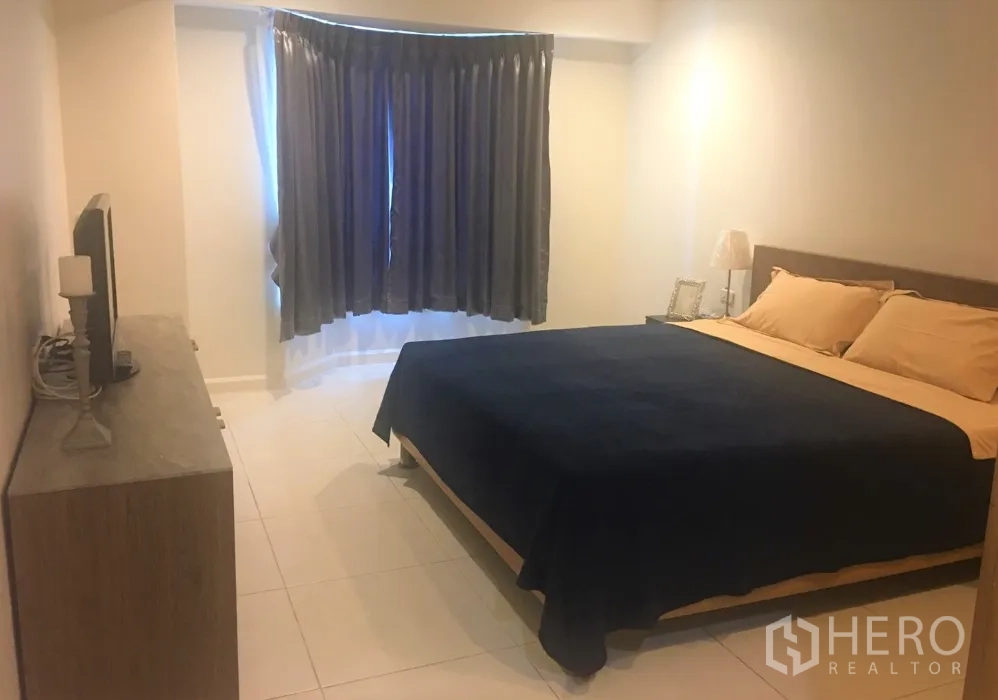 公寓 出租在Watthana, Bangkok - 主卧配特大床、斗柜与电视，飘窗配窗帘。