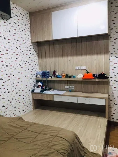 บ้าน ให้เช่าในChom Thong, Bangkok - มุมทำงานในห้องนอนพร้อมโต๊ะและชั้นวางของบิลท์อิน เข้าชุดกับวอลล์เปเปอร์