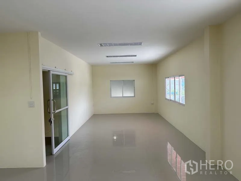 工厂 出售在Mueang Samut Prakan, Samut Prakan - 二层办公室，带窗与推拉玻璃门，便于二次装修。