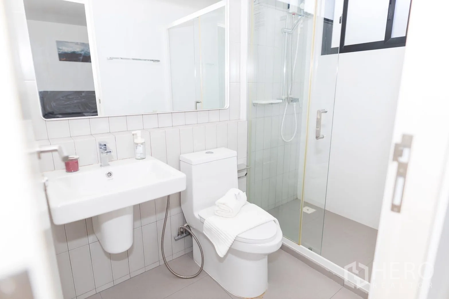ทาวน์เฮาส์ for rent in Bang Phli, Samut Prakan - ห้องน้ำสะอาดพร้อมตู้ชาวเวอร์กระจก โถสุขภัณฑ์ และอ่างล้างหน้า