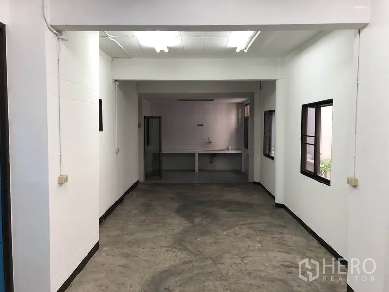 带办公室的家 出租在Huai Khwang, Bangkok - 长形服务区，混凝土地面，侧窗与后部简易水槽。