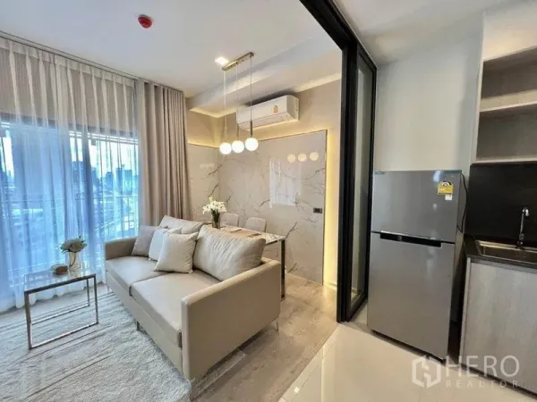 คอนโด ให้เช่าในWatthana, Bangkok - พื้นที่นั่งเล่นเชื่อมห้องครัวขนาดเล็ก ตู้เย็นสแตนเลส และฉากกั้นกระจกบานเลื่อน