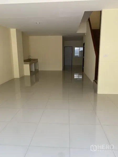 带办公室的家 出租在Yan Nawa, Bangkok - 一层开放式空间，白色亮面地砖、洗手池与楼梯。