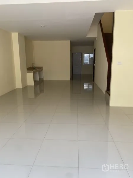 带办公室的家 出租在Yan Nawa, Bangkok - 一层开放式空间，白色亮面地砖、洗手池与楼梯。