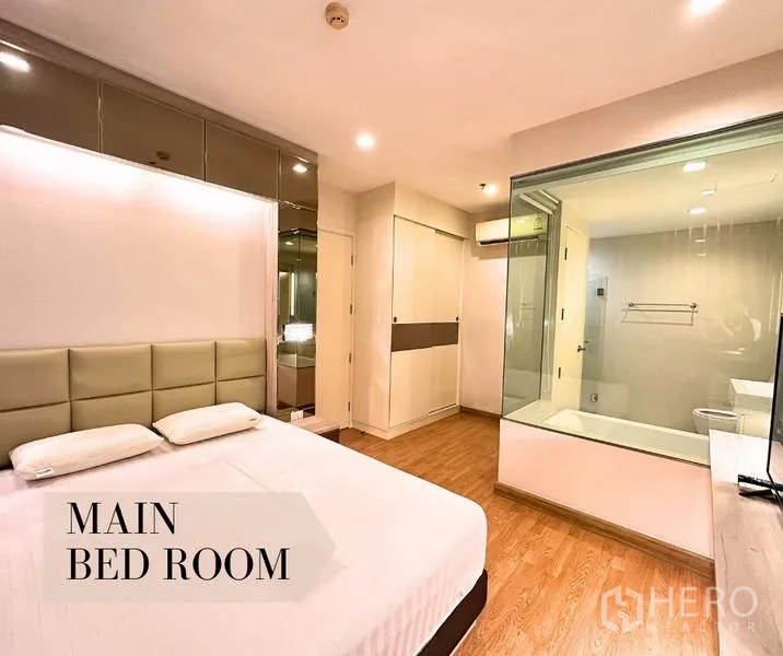 คอนโด ให้เช่าในWatthana, Bangkok - ห้องนอนหลักหัวเตียงบุ บิลท์อิน และผนังกระจกเชื่อมห้องน้ำพร้อมอ่างอาบน้ำ