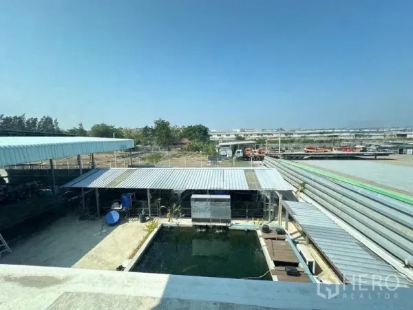 货栈 出售在Bang Phli, Samut Prakan - 俯瞰锦鲤池、带顶作业区以及周边工业区景观。