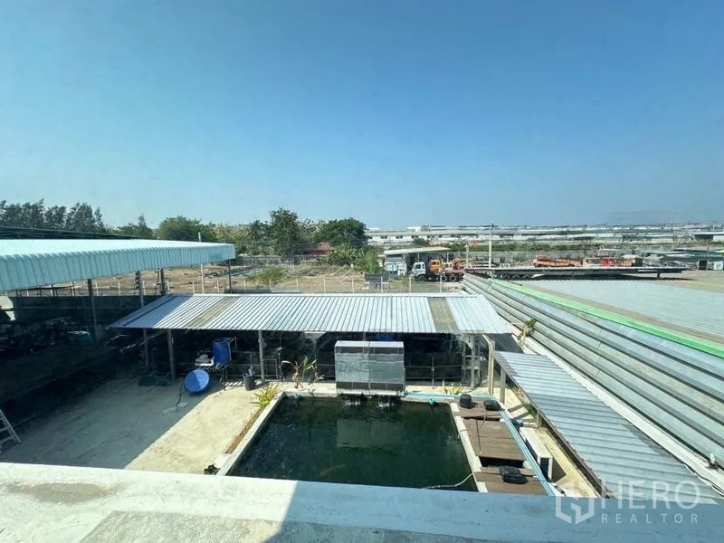 货栈 出售在Bang Phli, Samut Prakan - 俯瞰锦鲤池、带顶作业区以及周边工业区景观。
