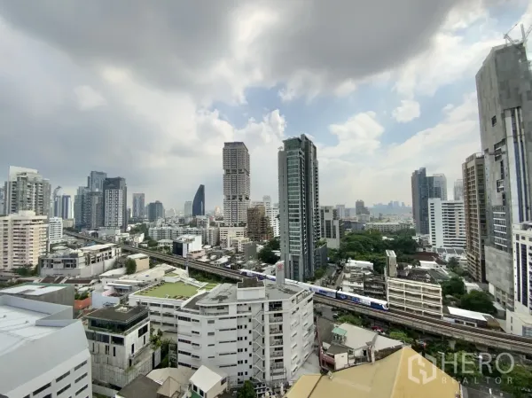 公寓 出租在Watthana, Bangkok - 高楼城市天际线视野，可见BTS轻轨轨道与高楼，从公寓远眺。