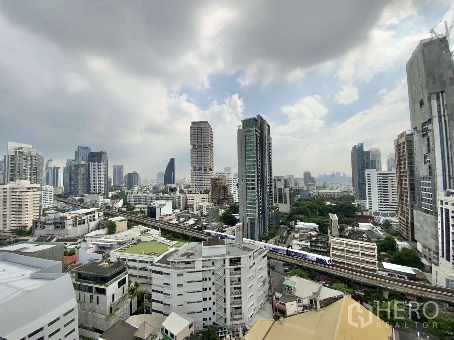 公寓 出租在Watthana, Bangkok - 高楼城市天际线视野，可见BTS轻轨轨道与高楼，从公寓远眺。