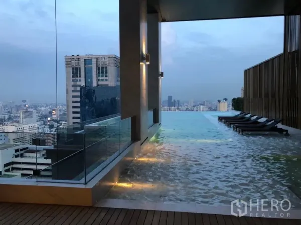 คอนโด ให้เช่าหรือขายในWatthana, Bangkok - สระว่ายน้ำอินฟินิตี้บนดาดฟ้าพร้อมเตียงอาบแดดและวิวสกายไลน์กรุงเทพฯ