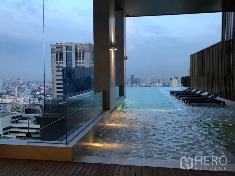 คอนโด ให้เช่าหรือขายในWatthana, Bangkok - สระว่ายน้ำอินฟินิตี้บนดาดฟ้าพร้อมเตียงอาบแดดและวิวสกายไลน์กรุงเทพฯ