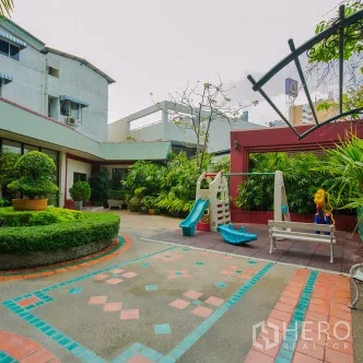 公寓 出租在Watthana, Bangkok - 景观庭院设儿童游乐场与休憩座椅。