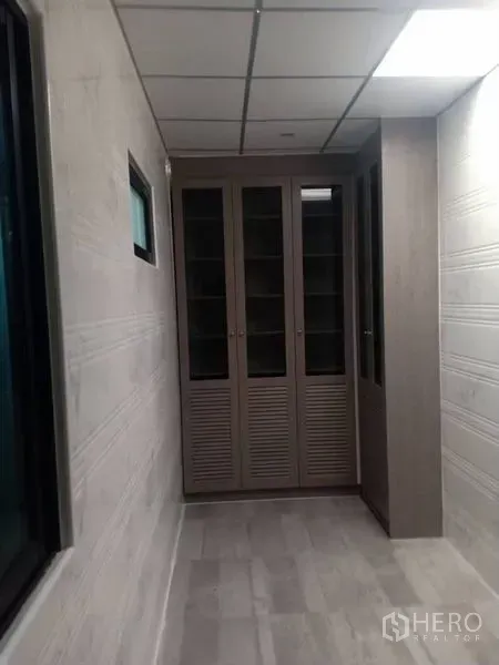 Detached House for rent in Thanyaburi, Pathum Thani - Narrow hallway featuring built-in wardrobes and ceiling lights for added storage.