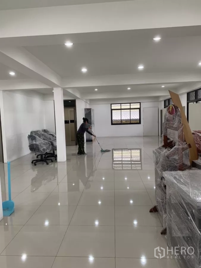 โรงงาน ให้เช่าในMueang Samut Prakan, Samut Prakan - โถงสำนักงานพื้นกระเบื้องสะอาด พร้อมไฟฝ้าเพดาน