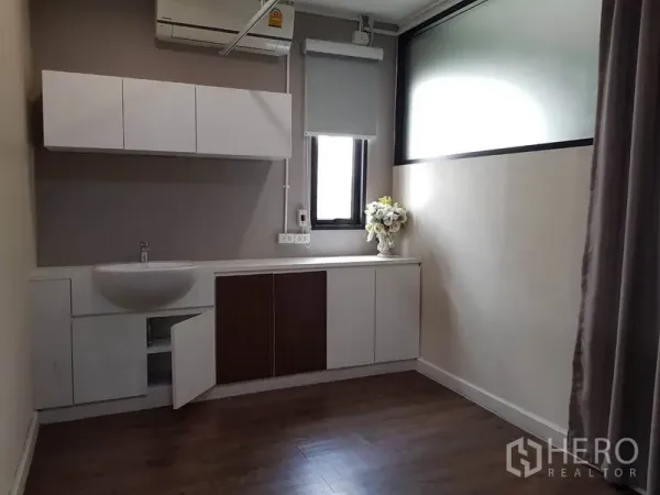 Retail Space for rent in Khlong Toei, Bangkok - Fitted room with sink, built-in cabinets, air conditioner and a small window.