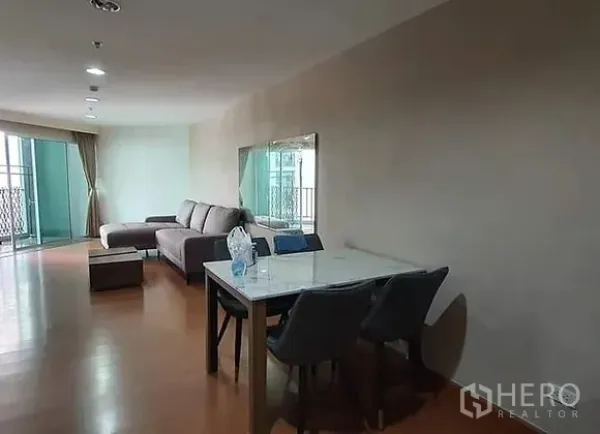 คอนโด ให้เช่าในHuai Khwang, Bangkok - พื้นที่นั่งเล่นและรับประทานอาหารแบบโอเพ่น พร้อมโต๊ะหินอ่อนและประตูกระจกออกระเบียง