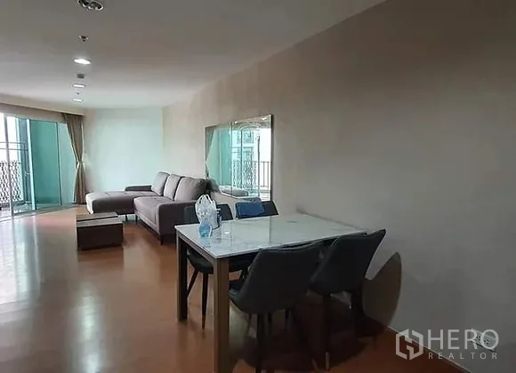 คอนโด ให้เช่าในHuai Khwang, Bangkok - พื้นที่นั่งเล่นและรับประทานอาหารแบบโอเพ่น พร้อมโต๊ะหินอ่อนและประตูกระจกออกระเบียง