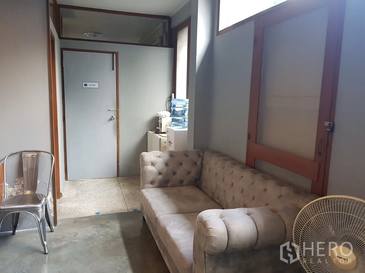 สำนักงานที่บ้าน ให้เช่าในWatthana, Bangkok - มุมรับรองโซฟาบุ่งาน พร้อมแพนทรีเล็กและประตูห้องครัว