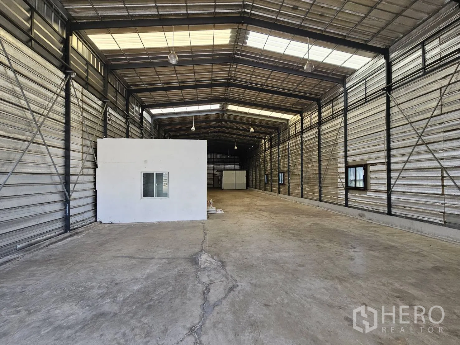 仓库 for rent in Bang Phli, Samut Prakan - 仓库前段，混凝土地面、侧墙通风窗与内部办公区。