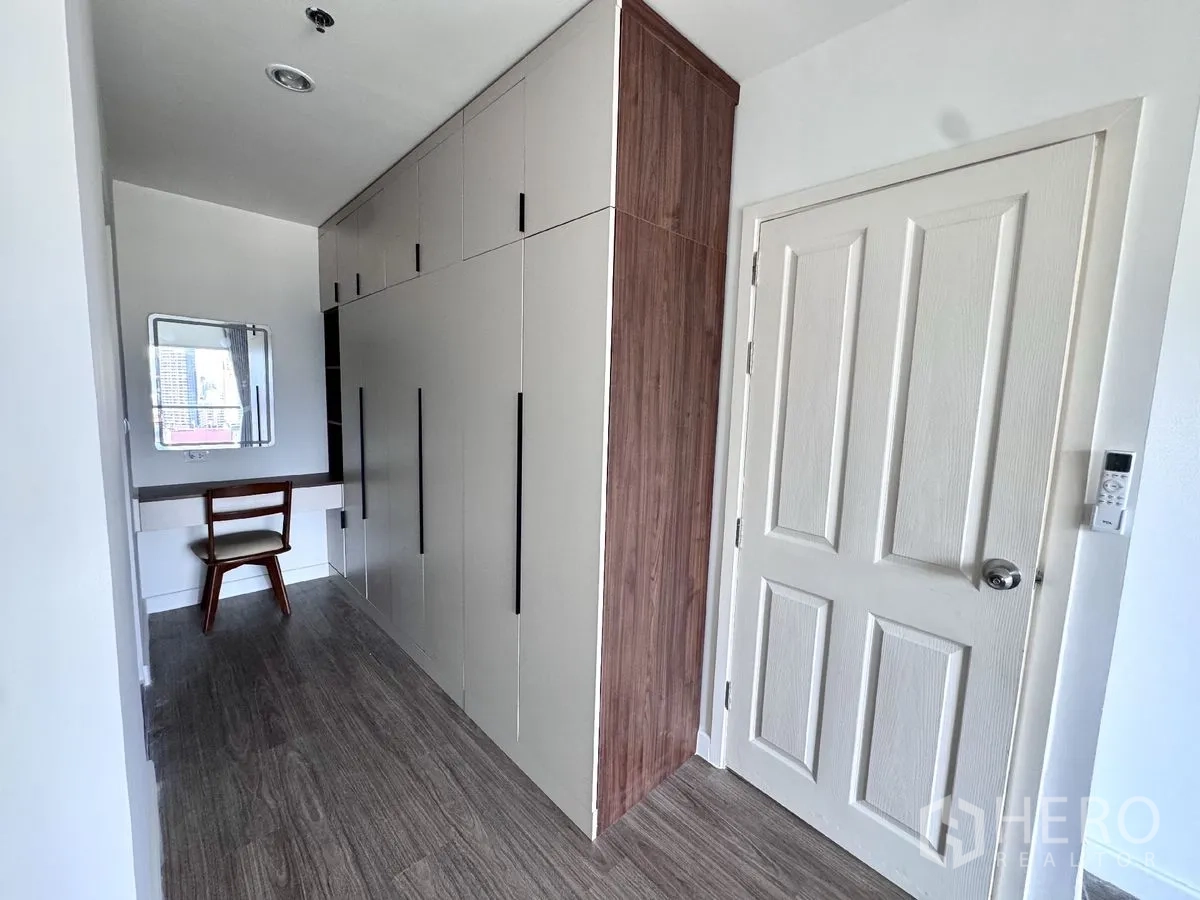 คอนโด for rent in Huai Khwang, Bangkok - โถงทางเดินพร้อมตู้เสื้อผ้าบิวท์อินสูงจรดเพดาน และโต๊ะเครื่องแป้ง