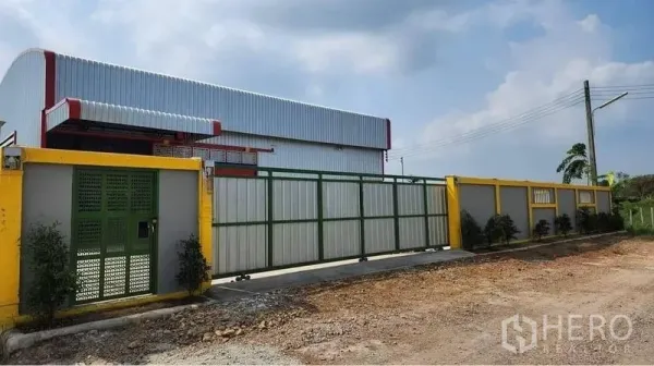Warehouse for rent in Nong Chok, Bangkok - Gated industrial warehouse in Nong Chok with tall metal sliding gate and boundary wall.