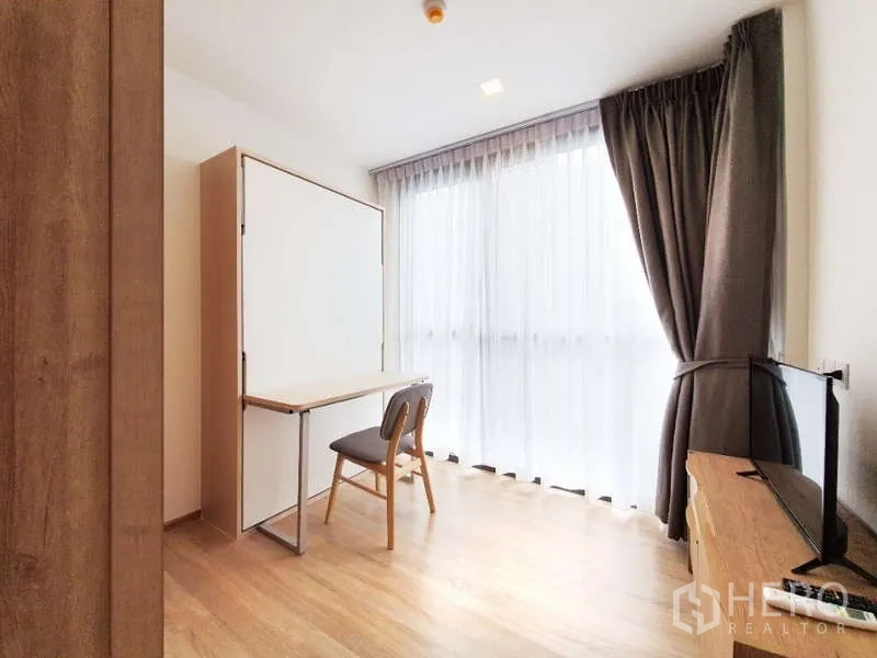 公寓 出售在Watthana, Bangkok - 可变式次卧，壁床收起后形成带全高窗的学习工作区。
