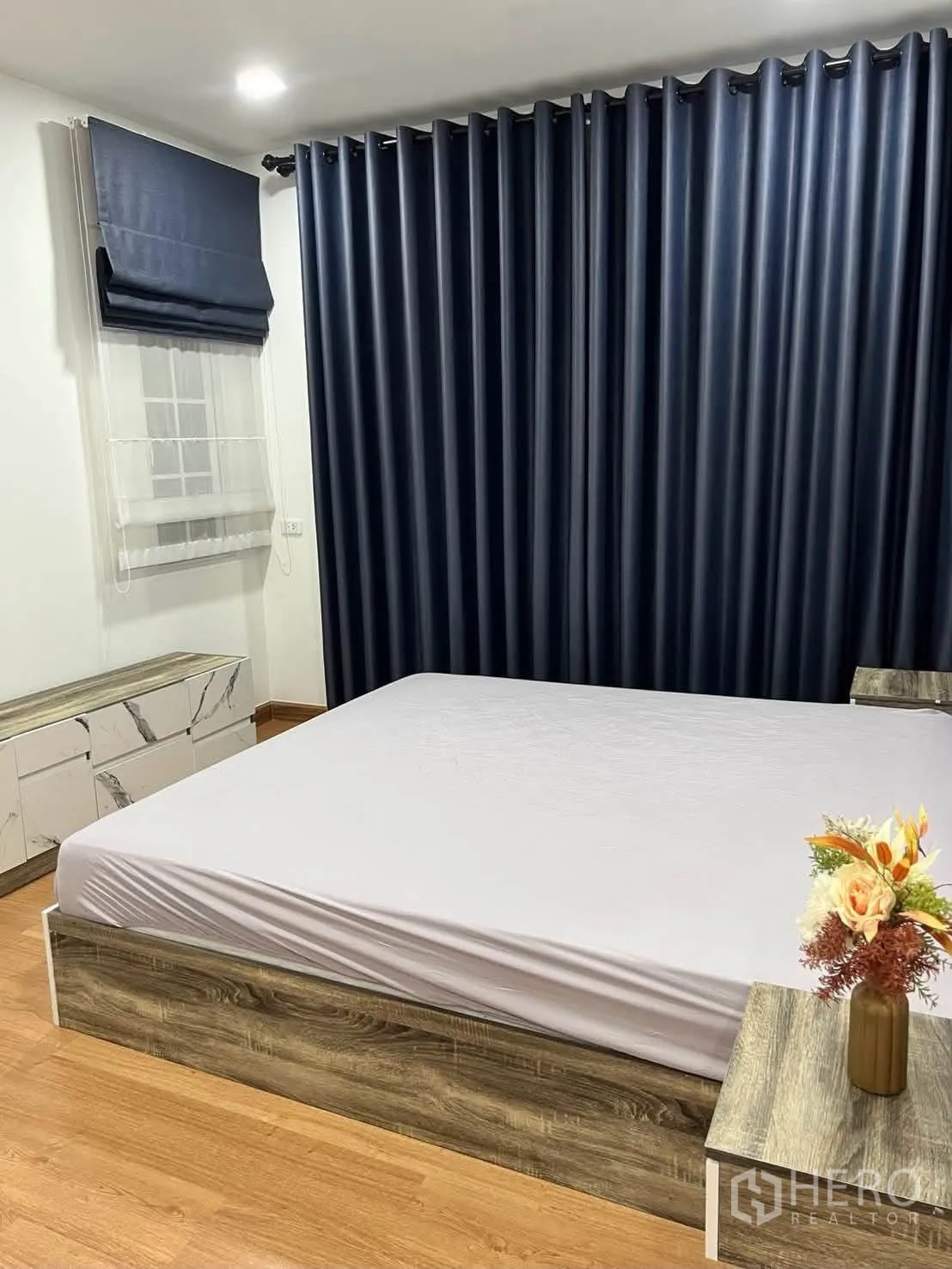 半独立式住宅 for rent in Prawet, Bangkok - 宽敞卧室，木纹床、斗柜与落地遮光窗帘