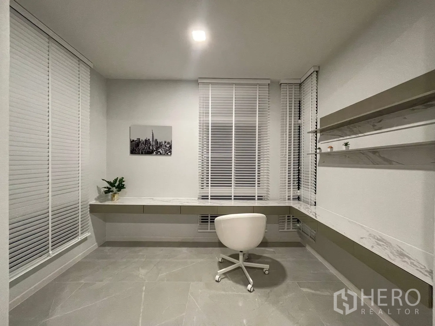 独栋房屋 for rent in Prawet, Bangkok - 书房/工作区，长条内置书桌、搁架与百叶窗。