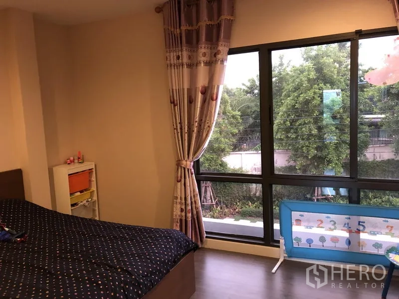 Detached House for rent in Saphan Sung, Bangkok - Third bedroom or nursery with large corner windows and tree views.