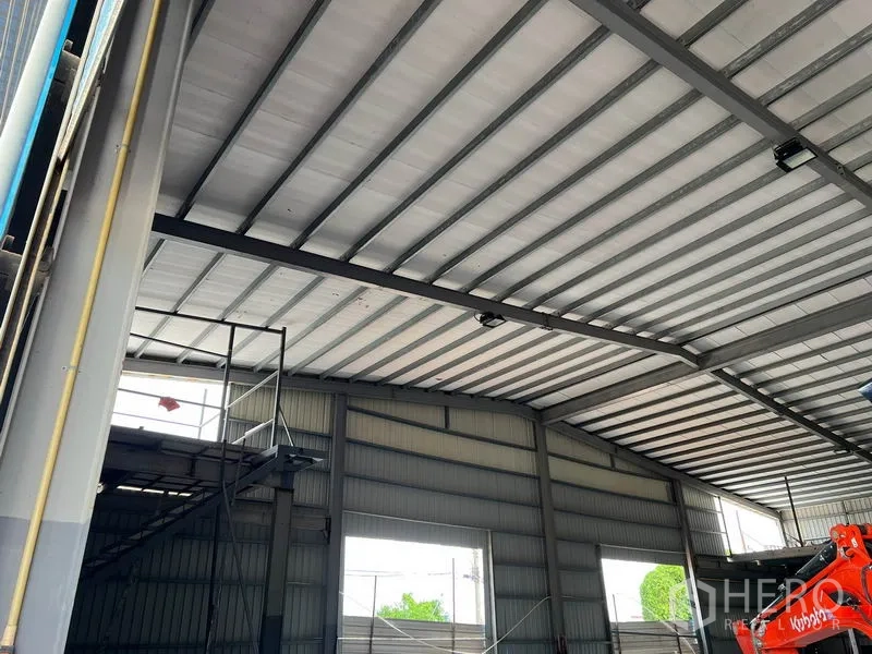 货栈 出租在Lat Krabang, Bangkok - 入口内侧可见保温屋顶、钢梯夹层平台及宽大装卸开口。