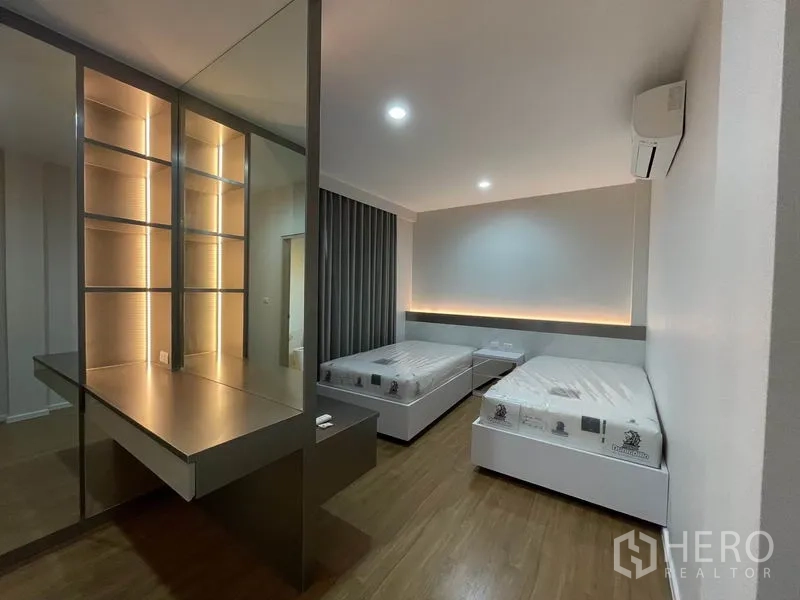 独立式住宅 出租在Prawet, Bangkok - 次卧配双床，内置书架与氛围灯光