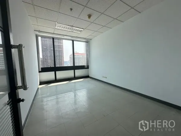 办公空间 出租在Khlong Toei, Bangkok - 独立房间配大窗与玻璃门，适合布置工位。